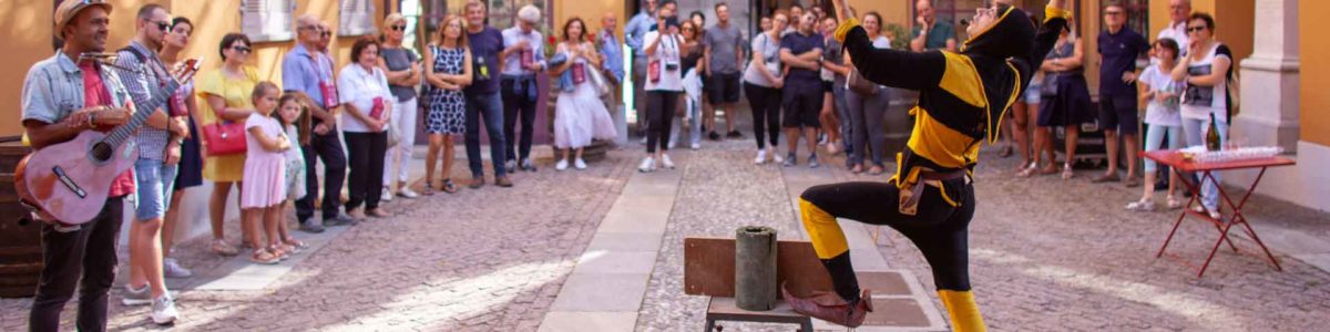 Il giullare medievale dei nostri tempi, esperto in rievocazioni storiche, spettacoli medievali, rievocazioni medievali, feste medievali. Giullare di corte dal 1997. Lasciatevi trasportare dalla follia o rischierete di perdere la via. Giullare sinonimo di allegrezza.